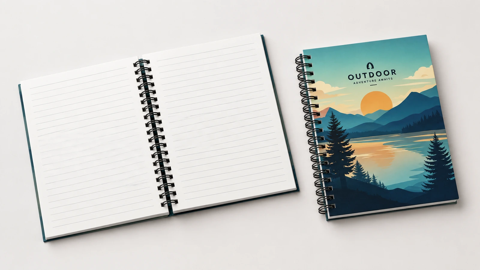 Concept de carnet ouvert à réglure à côté d'un carnet fermé à couverture paysage, posé sur une surface blanche